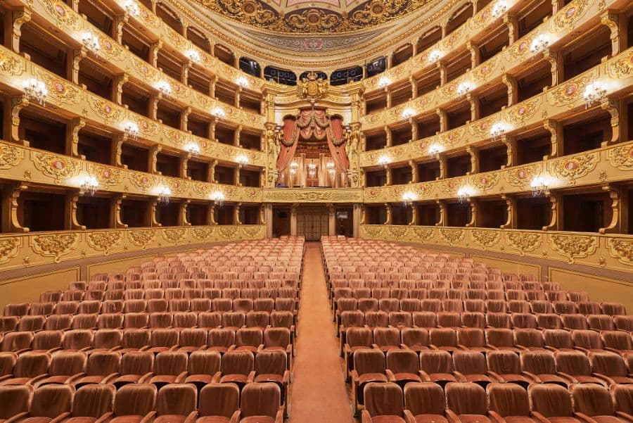 Directora artística do Teatro Nacional de São Carlos auto-selecciona-se para óperas e recebe por contratos à margem da lei